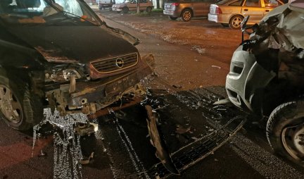 KARAMBOL U ČAČKU, LANČANI SUDAR 4 VOZILA! Automobili smrskani, ima povređenih