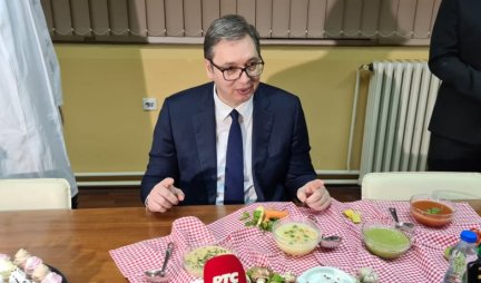 LEPŠA MI JE OVA SA SPANAĆEM! Predsednik Vučić u obilasku fabrike "Jumis" probao supe! (Video/Foto)