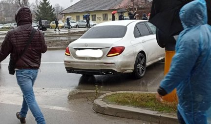 TEŽAK ŽIVOT! U NOVOM SADU SKUPOCENIM MERCEDESOM BLOKIRAN SAOBRAĆAJ /FOTO/