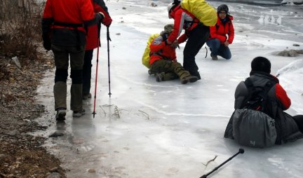 POLAKO, BRE! Povrede na snegu pune ortopedske klinike! Dr Kadija savetuje: HODAJTE KAO PINGVINI! /video/