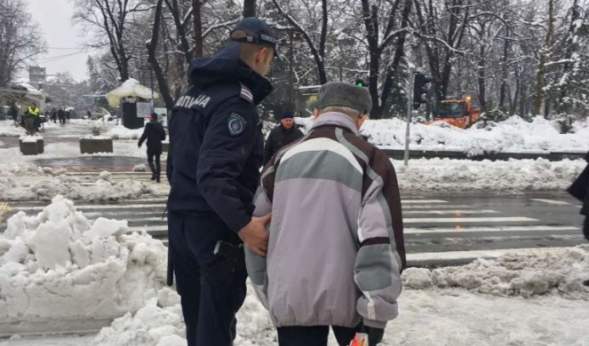 Beogradski policajci pomažu sugrađanima po nevremenu