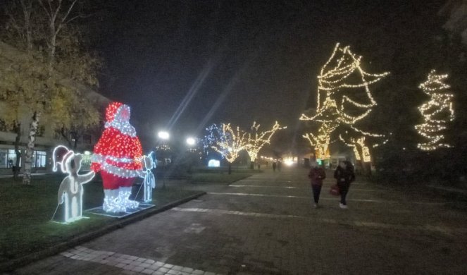 ZASIJALA KIKINDA! Prazničnom čarolijom zasvetlela sa svih strana/FOTO/