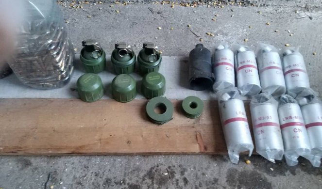 ZAPLENJEN ARSENAL U OKOLINI RAČE! Uz ručne i gasne bombe, municiju različitog kalibra PRONAĐENA I DROGA/FOTO/