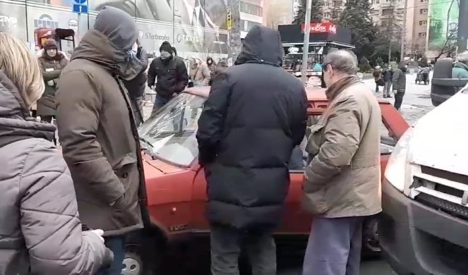 Evo kako Ćutine siledžije MALTRETIRAJU i ismevaju deku na protestu: “Gde žuriš, subota je?” (VIDEO)