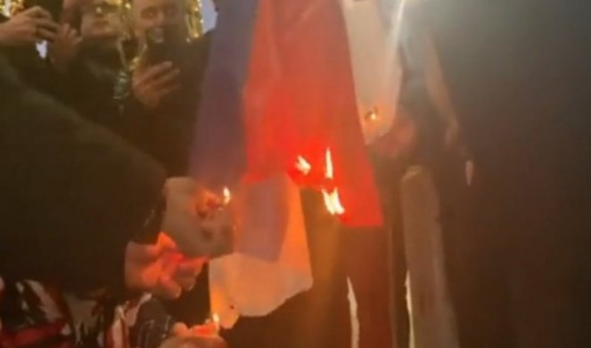 DIVLJANJE NA PROTESTU U TIRANI! Albanski ekstremisti pale srpske zastave! (VIDEO)