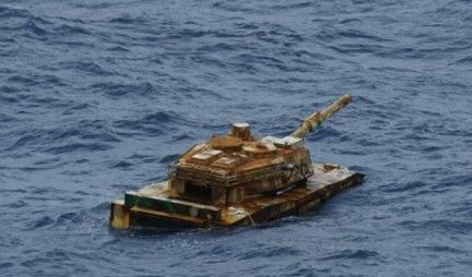 (FOTO) LJUDI, ŠTA JE OVO?! TENK PLOVI PO OTVORENOM MORU - NE NIJE ŠALA! Mornarica traga za oklopnjakom koji je digao sve u Južnom kineskom moru...