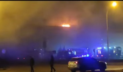 VATRENA STIHIJA GUTA HIPERMARKET U NOVOM SADU! Veliki broj vatrogasaca pokušava da ugasi požar u industrijskoj zoni! (VIDEO)