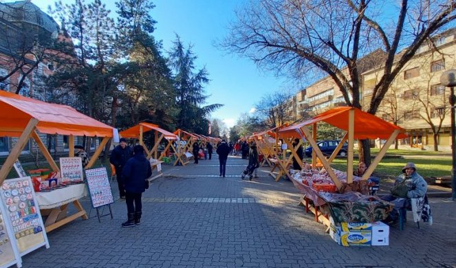 DECEMBARSKI BAZAR OBRADOVAO ŽITELJE KIKINDE: U vreme darivanja ovde se nađe za svakog po nešto (FOTO)