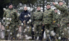 Ministar Stefanović sa pripadnicima 1. brigade KoV u Sremskoj Mitrovici