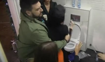 PONOVO TUČA U ZADRUZI! Tara išutirala Irmu - Zadrugari svi na nogama zbog haosa u toaletu! (VIDEO)