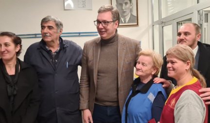 OPET SA NARODOM! Građani i predstavnici Sjenice, Tutina i Novog Pazara pohrlili da se slikaju sa Vučićem! (FOTO)