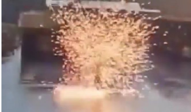 ČUVAR PREŽIVEO DIREKTAN UDAR GROMA, šokantan snimak iz kruga fabrike pojavio se na internetu! (VIDEO)
