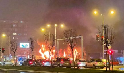 PRVE SLIKE I SNIMCI SA LICA MESTA! Vatrogasci pokušavaju da obuzdaju stihiju koja guta restoran na Novom Beogradu