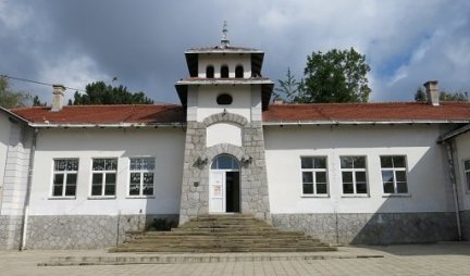 NASTAVNICA ENGLESKOG TERALA PRVAČIĆA DA KLEČI ZA KAZNU?! Tviteraši besni zbog događaja u BEOGRADSKOJ ŠKOLI