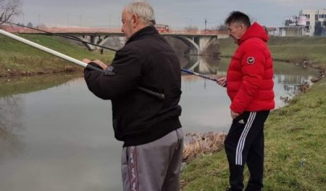 PECANJEM ZAPOČELI NOVU GODINU! Čitavu deceniju Vladan se drži obićaja, na reci Toplici PRIDRUŽIO MU SE I ROĐENI BRAT