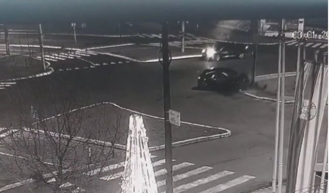 HAOS NA DEDINJU! Umesto da skrene, zakucao se automobilom DIREKTNO U BANDERU (VIDEO)