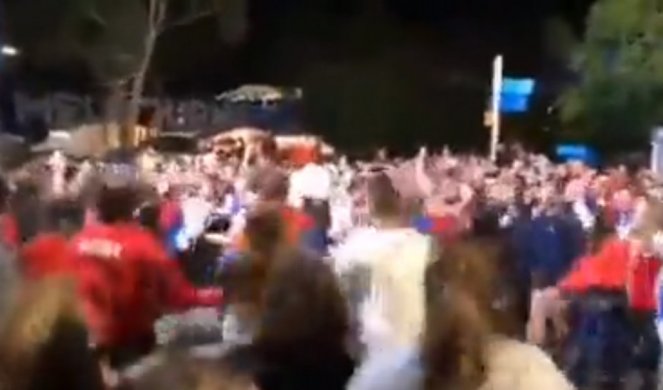 ĐOKOVIĆEVI NAVIJAČI SE SPRDAJU, AUSTRALIJANCI ŠIZE! Srpsko kolce u Melburnu ZAPALILO društvene mreže! (VIDEO)