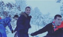 (Video) Stanivuković sa saradnicima u šumi po snegu isekao Badnjak za Gradsku upravu!