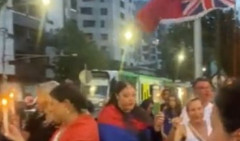 (VIDEO) NESTVARNA SCENA U AUSTRALIJI! Da se naježiš! Srbi pevaju ispred Novakovog hotela sa svećama u rukama! Ori se VIDOVDAN!
