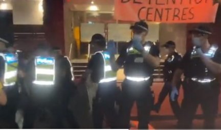 (VIDEO) Policija hapsi ispred Novakovog hotela! HAOS U MELBURNU!