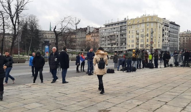 POČELO OKUPLJANJE ISPRED SKUPŠTINE U ZNAK PODRŠKE NOVAKU! (VIDEO)