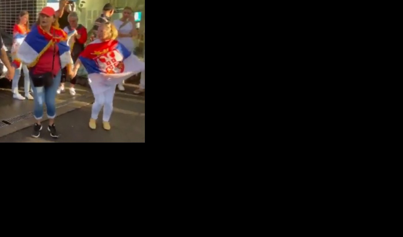 SVE U BOJAMA SRBIJE! Noletovi navijači slave Božić i igraju kolo ispred hotela u kom je Đoković zaključan (VIDEO)