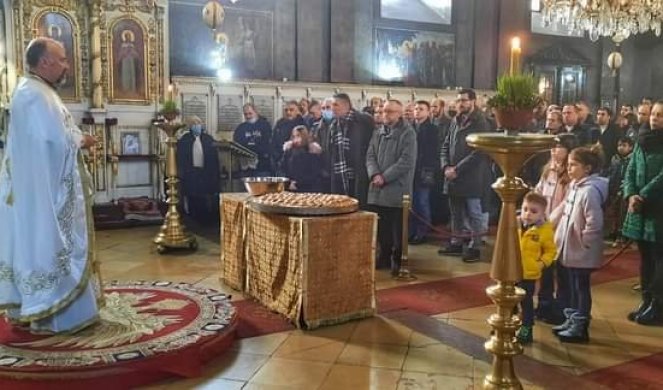 UZ  BOŽIĆNU LITURGIJU I ČESNICU GRADIŠTANCI DOČEKALI NAJRADOSNIJI PRAZNIK BOŽIĆ!