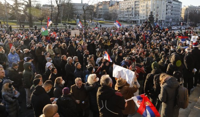 KRKLJANAC ISPRED SKUPŠTINE! Veliki broj ljudi došao da podrži Novaka (FOTO)