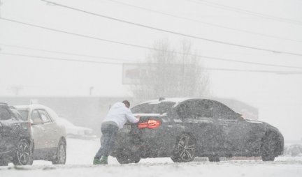 BELI HAOS! OSAM SUDARA KOD BATAJNIČKE PETLJE! Snežne padavine otežavaju saobraćaj na autoputu (VIDEO)