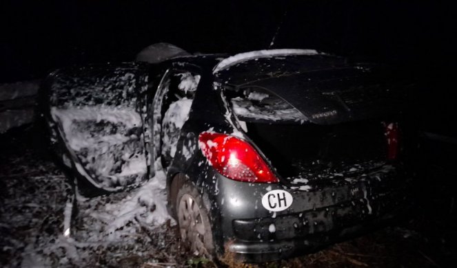 TEŠKA SAOBRAĆAJKA KOD ŠAPCA! Poginula žena, troje dece bilo u automobilu!