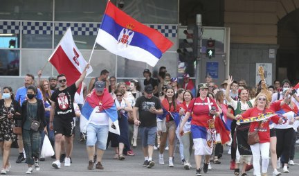 HAOS U MELBURNU! Protesti srpskih navijača na ulicama, stigla i policija (VIDEO)