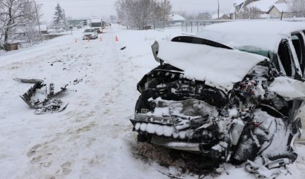 PRVI PRIZORI STRAVIČNOG UDESA KOD ČAČKA! Vatrogasci sekli auto da spasu vozača