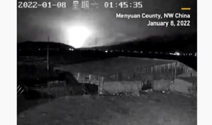 ČUDAN BLJESAK ZAPARAO NEBO PRE ZEMLJOTRESA! Misterija u Kini, objavljeni snimci tajanstvene svetlosti, pojavila se nekoliko sekundi pre potresa! (VIDEO)