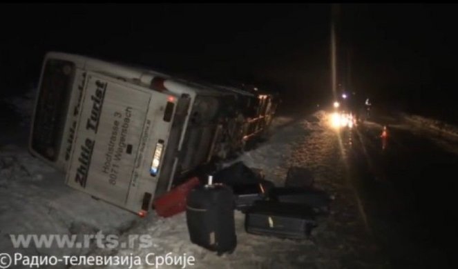 PRVI SNIMAK NESREĆE KOD KRUŠEVCA! Autobus pun putnika se prevrnuo, poznato stanje povređenih putnika!