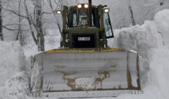 ONI NE PITAJU DA LI JE TEŠKO! Vojska Srbije angažovana na raščišćavanju snežnih nanosa sa puteva!