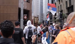 TROBOJKE, IKONE... Protest Srba protiv sramnih voditelja koji su vređali Novaka! (VIDEO)