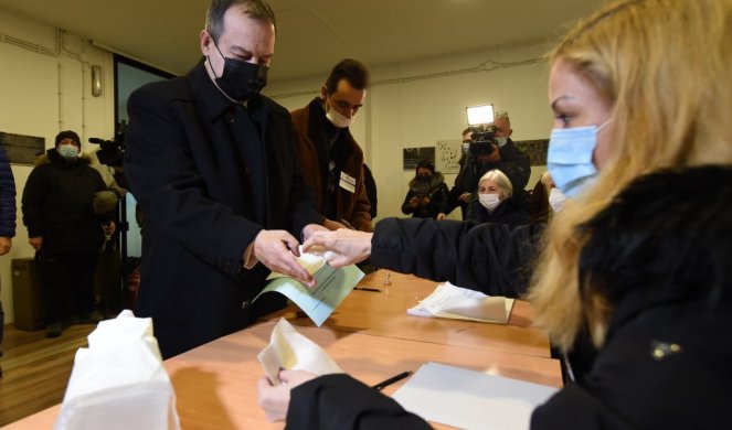 PRVI NA BIRAČKOM MESTU! Dačić glasao na referendumu o promeni Ustava!