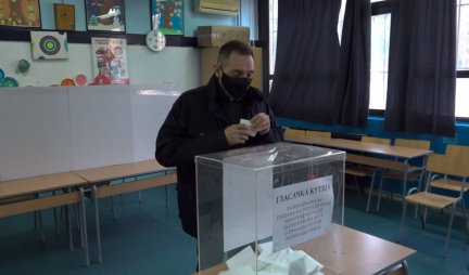 Ministar policije i lider PS Aleksandar Vulin glasao na referendumu!