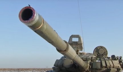 (Video) KAKVO LUDILO, KAD VIDITE ŠTA RADI I TO POD PUNIM GASOM! Ruski tenkisti izveli TRIK svojim T-72, svi TRLJAJU OČI, morate videti ovo!