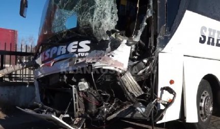 DRAMATIČNI SNIMAK, NOVA NESREĆA U BUGARSKOJ! Autobus sleteo s puta posle udara u kamion pun drva, 29 povređenih! (VIDEO)