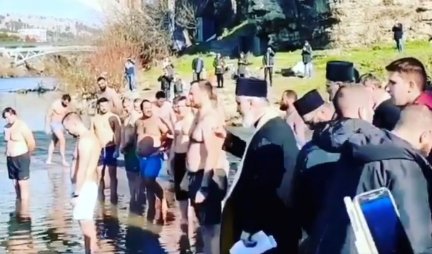 Naša kršna crnogorska braća zaplivala u ledenoj reci, REČI MOLITVE HUČE NAD MORAČOM! (VIDEO)