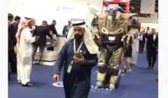 (VIDEO) ROBOT TITAN LIČNO OBEZBEĐENJE KRALJA BAHREINA?! Šokantni snimak je zaludeo internet, ali iza svega je ova istina!