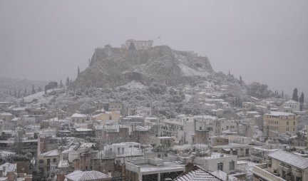 Sneg ZAUSTAVIO SAOBRAĆAJ, VAKCINACIJU PROTIV KORONE I ŠKOLE! Snežni pokrivač prekrio Grčku, od Akropolja do... /VIDEO/
