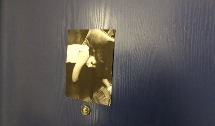 NAJTUŽNIJI PRIZOR NA NOVOM BEOGRADU! Slika poginule devojčice na vratima porodičnog stana