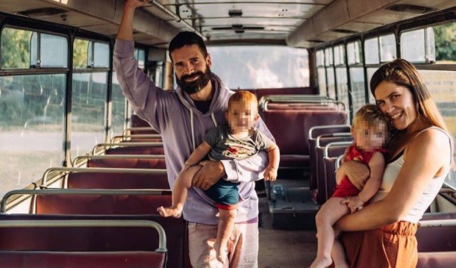 LUDA PRIČA! Beograđanka i Valjevac godinama živeli u kombiju, a sada od autobusa prave kuću! Imaju blizance od samo godinu dana! (FOTO)