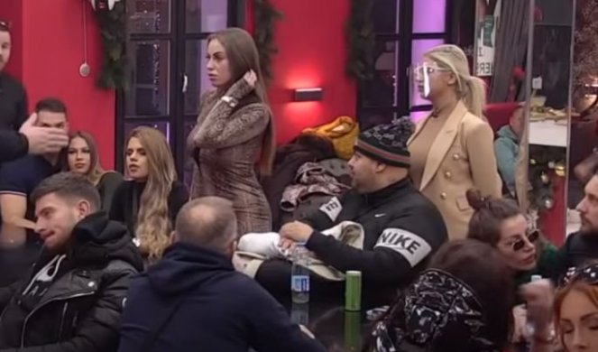 VATAČINA ISPOD STOLA - KAMERA SVE ZABELEŽILA! Mislili da ih niko ne vidi - evo šta su radili! (VIDEO)