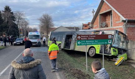 ŽESTOK SUDAR AUTOBUSA I KOMBIJA! Teško vozilo puno putnika zakucalo se u kuću pored puta (FOTO)