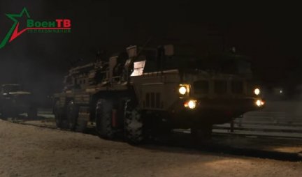 MOĆNI S-400 STIGAO U BELORUSIJU, MLADA ŽENA IZNELA POGAČU... Neverovatan prizor sa beloruskog poligona, doček ruske posade sve govori... (VIDEO)