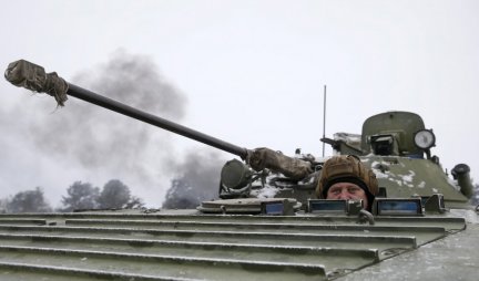 ZASEDA ZBUNILA RUSE! Ukrajinci napali ruski konvoj, prvi hitac iz tenka promašuje, ali drugi pogađa metu! Onda je krenulo... (Video)
