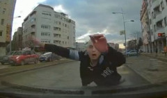 ŠOK SNIMAK SA ULICE U NOVOM SADU Mladić se zaleteo na automobil, kamera snimila NEVEROVATNU SCENU